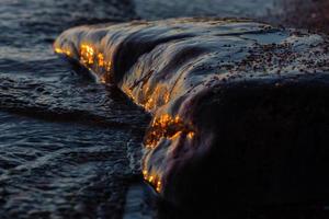 colores del atardecer en las piedras del mar foto