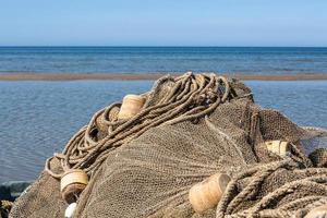 barcos de pesca en la costa del mar báltico foto