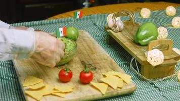 salada de guacamole com nachos e bandeira mexicana video