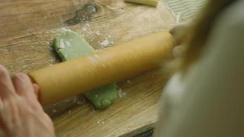 gâteau avec pâte verte, cerises acides et crème sure. il a également un ornement alimentaire et le gâteau étoile rouge video