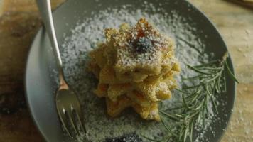 vierto miel en el árbol de navidad. tostadas francesas árbol de navidad ambiente festivo. video