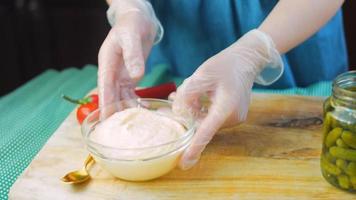 sauce mayonnaise améliorée. avec légumes rôtis et cornishons marinés video