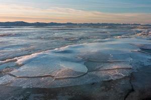 costa del mar báltico en invierno con hielo al atardecer foto