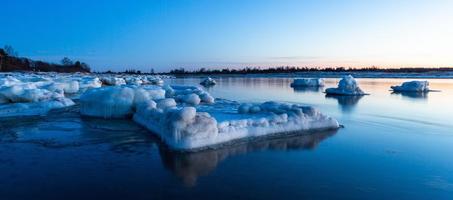 costa del mar báltico en invierno con hielo al atardecer foto