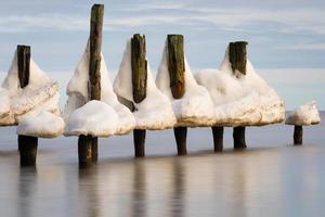 costa del mar báltico en invierno con hielo al atardecer foto