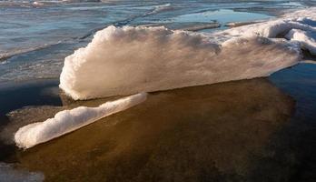 costa del mar báltico en invierno con hielo al atardecer foto