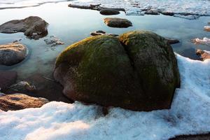 costa del mar báltico en invierno con hielo al atardecer foto