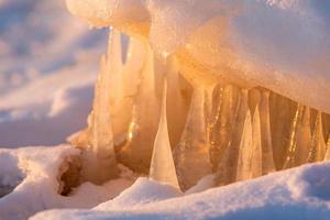 costa del mar báltico en invierno con hielo al atardecer foto