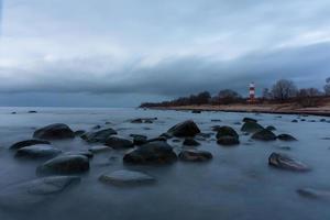 costa del mar báltico en invierno con hielo al atardecer foto