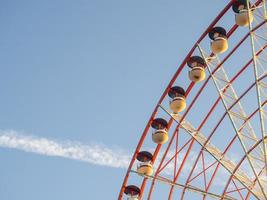 rueda de la fortuna contra el cielo. parque de atracciones junto al mar. zona de descanso mecanismo redondo. amantes de la altura foto