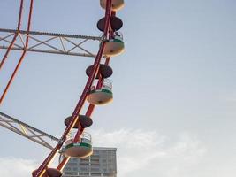 rueda de la fortuna contra el cielo. parque de atracciones junto al mar. zona de descanso mecanismo redondo. amantes de la altura foto