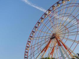 rueda de la fortuna contra el cielo. parque de atracciones en el mar. zona de descanso foto