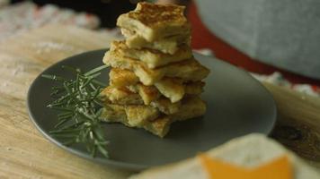 el proceso antes y después de hacer tostadas francesas árbol de navidad ambiente festivo. video