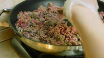 mezcle la carne de pavo y los ingredientes que se fríen en la sartén. cocinar chili con carne, cocina mexicana video