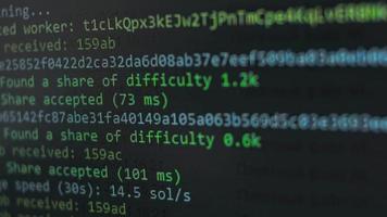 extraction de crypto-monnaie sur un écran d'ordinateur. l'algorithme du programme informatique sur le moniteur. exécution du code de programme pour le programme de minage. lignes contextuelles d'un programme informatique. video