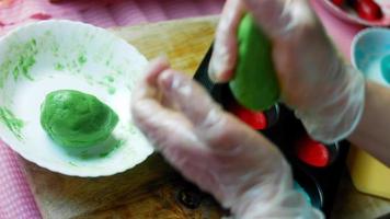 ik trek lijnen met glazuur Bij Mexicaans sombrero koekjes in drie kleuren video