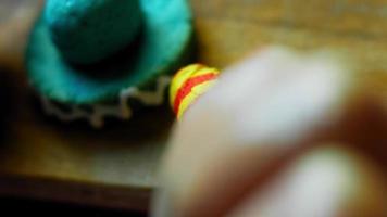 dibujo líneas con glaseado en galletas de sombrero mexicano en tres colores video