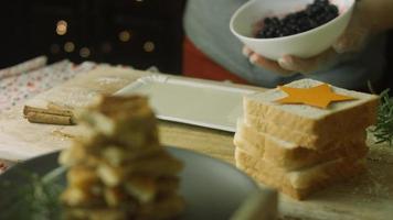 vierto miel en el árbol de navidad. tostadas francesas árbol de navidad ambiente festivo. video