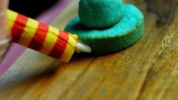 dibujo líneas con glaseado en galletas de sombrero mexicano en tres colores video