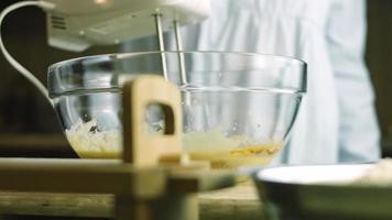 pétrir la pâte. ingrédients pour la pâte. le meilleur biscuit au pain d'épice fait maison video