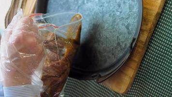 brochettes de bœuf mariné aux légumes préparés sur le gril. le chef présente des boulettes de viande