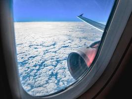 vista de las nubes desde la ventana de un avión foto