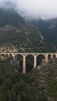 vue aérienne du chemin de fer du pont de pierre, pont ferroviaire de varda, le pont dans le film james bond, adana taskopru, pont pour le train, pont vide, video