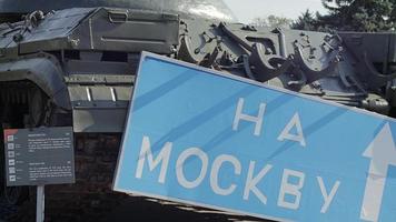 ein blaues verkehrsschild mit weißen buchstaben in der nähe eines panzers im museum der geschichte der ukraine. Russlands Krieg gegen die Ukraine. Übersetzung, nach Moskau. ukraine, kiew - 9. oktober 2022. video