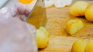 Such a tender potato salad with mastard, mayonnaise, red onion and dill. Wath the recipe in video