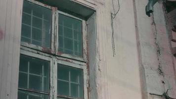 Sehr altes Haus in erbärmlichem Zustand. zerbrochene und zerstörte Fenster video