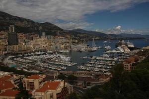 una vista del puerto de mónaco en francia foto