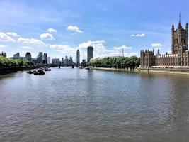 una vista del río támesis cerca de westminster foto