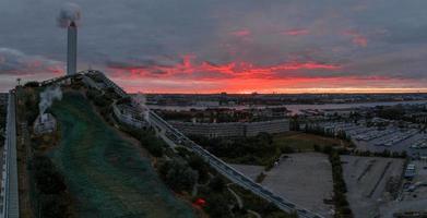 planta de conversión de residuos en energía de calor y electricidad y un parque deportivo en copenhague foto