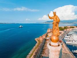 vista del puerto de messina con la estatua dorada de madonna della lettera foto
