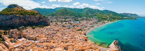 vista panorámica aérea de cefalu, pueblo medieval de la isla de sicilia foto