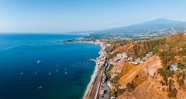 hermosa vista aérea de la ciudad de taormina en sicilia, italia. foto