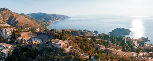 vista aérea panorámica de la isla isola bella y la playa en taormina. foto