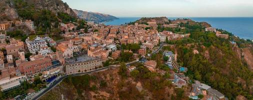 vista aérea panorámica de la isla isola bella y la playa en taormina. foto