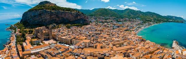 vista panorámica aérea de cefalu, pueblo medieval de la isla de sicilia foto