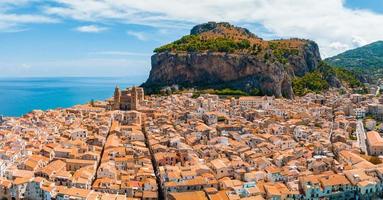 vista panorámica aérea de cefalu, pueblo medieval de la isla de sicilia foto
