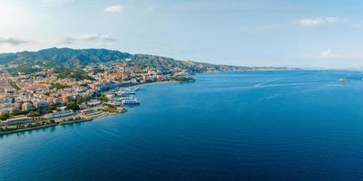 vista del puerto de messina con la estatua dorada de madonna della lettera foto