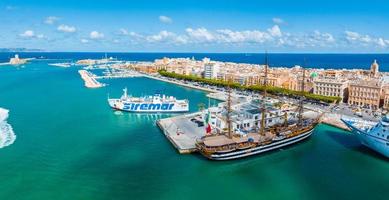 vista panorámica aérea del puerto de trapani, sicilia, italia. foto