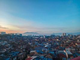 paisaje urbano hermoso cielo mañana vibraciones bandung jawa barat foto