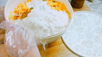 Jalapenopfeffer, Kartoffelsalat mit Speck. Essen im Retro-Stil der 20er Jahre video