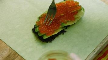 Kombination aus Sushi und Burritos. Litschi wird auch für den Nachgeschmack verwendet. video