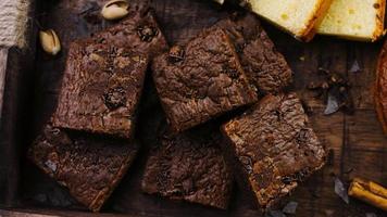 Brownie-Kuchen, verziert mit zerbröselter Schokolade video