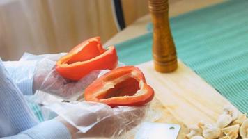 Schuss auf den Schieber von gehacktem und frischem Gemüse. Paprika in verschiedenen Farben und Pilze mit roten Zwiebeln video