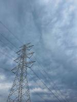 esta es una foto de una torre de línea aérea de voltaje extra alto que se eleva hacia el cielo.