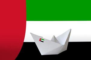 bandera de los emiratos árabes unidos representada en el primer plano del barco de origami de papel. concepto de artes hechas a mano