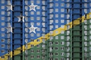 bandera de las islas salomón representada en colores de pintura en un edificio residencial de varios pisos en construcción. banner texturizado sobre fondo de pared de ladrillo foto